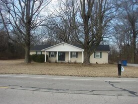 715 W Broadway St in Sparta, IL - Building Photo