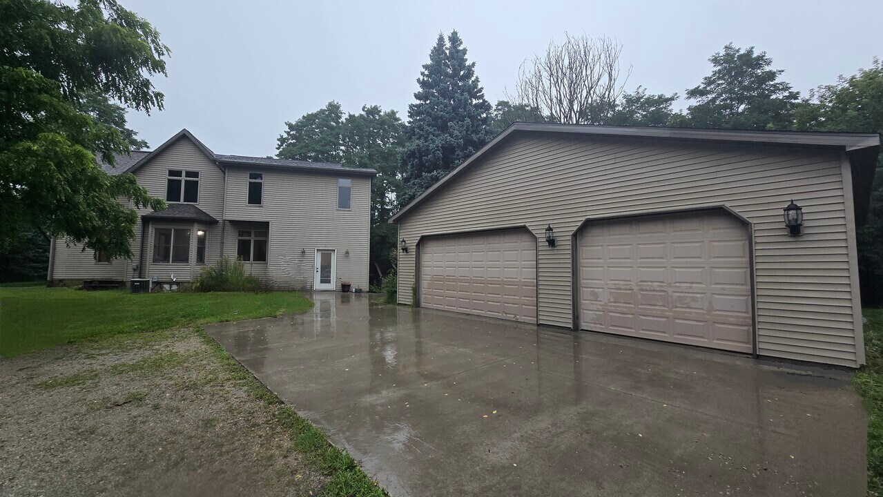 2672 County Rd A in Appleton, WI - Foto de edificio