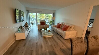 140 Lakeview Dr in Weston, FL - Building Photo - Building Photo