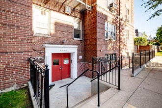 The Claremont in Forest Hills, NY - Foto de edificio - Building Photo