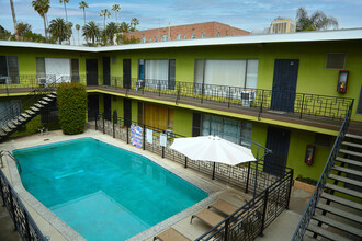 Tropicanyon Apartments in Los Angeles, CA - Foto de edificio - Building Photo