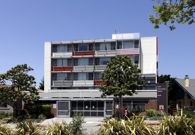 Park Boulevard Manor in Oakland, CA - Building Photo - Building Photo