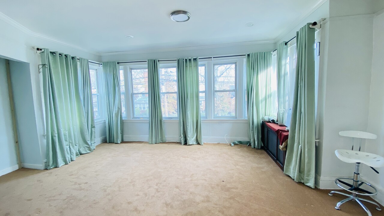 18 Whitney Ave in Floral Park, NY - Building Photo