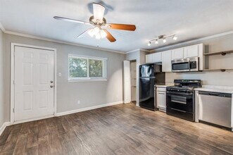 1505 W Lovers Ln in Arlington, TX - Foto de edificio - Building Photo