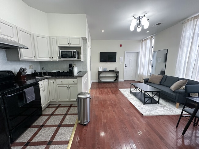 207 N 11th St, Unit 302 in Philadelphia, PA - Building Photo - Building Photo