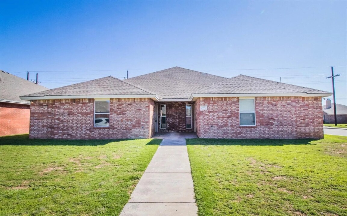 902 N Bangor Ave, Unit B in Lubbock, TX - Building Photo