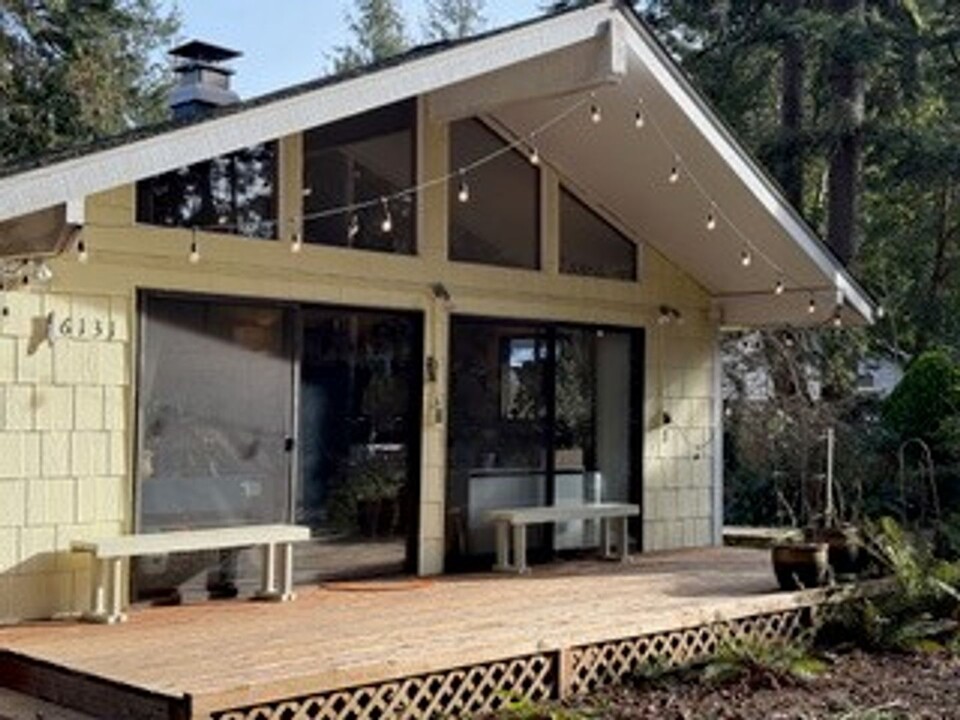 6131 Heather Dr in Clinton, WA - Building Photo