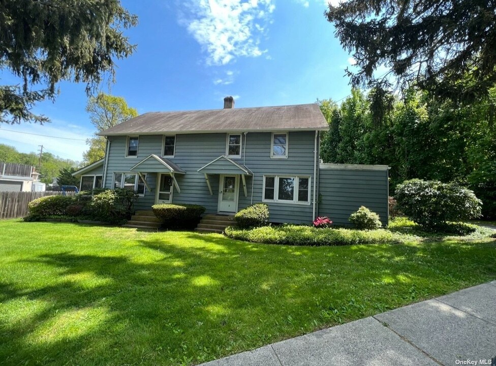 1 School House Hill Rd in Glenwood Landing, NY - Foto de edificio