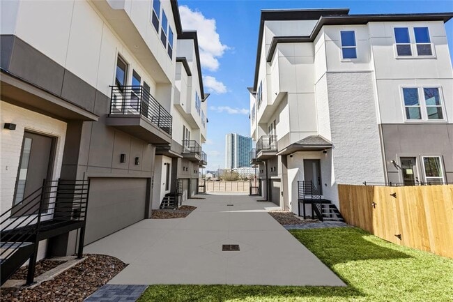 property at 2509 N MacGregor Way