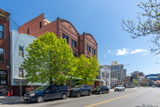 209 Woodpoint Road in Brooklyn, NY - Building Photo - Building Photo