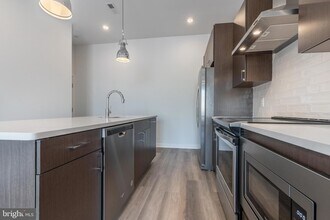 710 N 16th St, Unit 407 in Philadelphia, PA - Foto de edificio - Building Photo