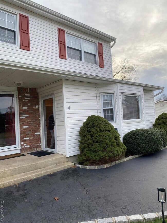 6 Gaines Dr in Farmingville, NY - Building Photo - Building Photo