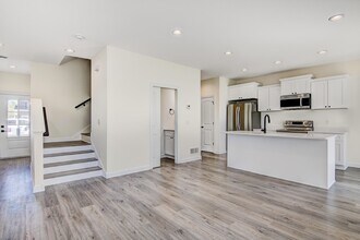 1047 Dailey Pl in River Falls, WI - Foto de edificio - Building Photo