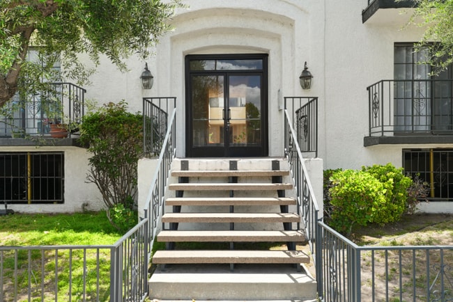 5240 Whitsett Ave in Los Angeles, CA - Building Photo - Building Photo
