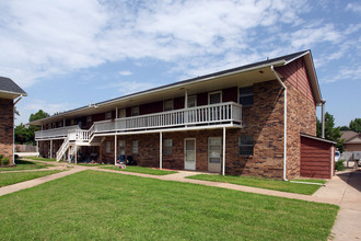 Spring Creek Apartments in Oklahoma City, OK - Foto de edificio - Building Photo