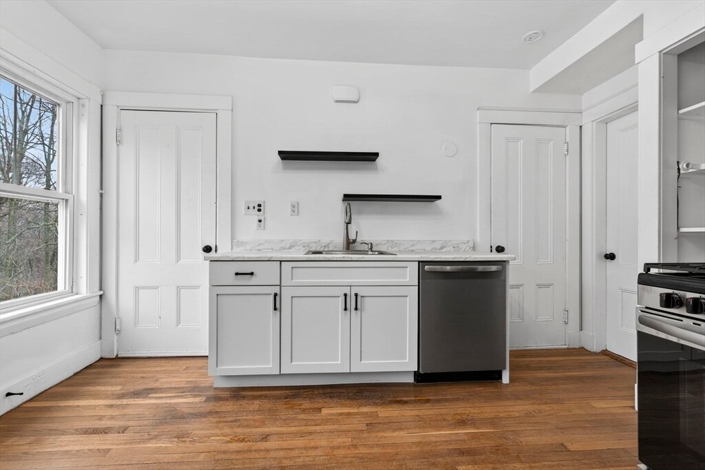 166 Elliot St in Newton, MA - Building Photo