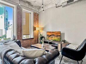 555 Evergreen St in Dallas, TX - Building Photo - Building Photo