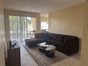 7085 Nova Dr, Unit 203 in Davie, FL - Foto de edificio - Building Photo