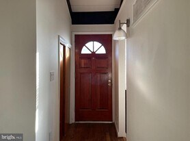 6704 Old Chesterbrook Rd in McLean, VA - Building Photo