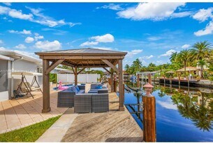 2424 NE 18th Ave in Wilton Manors, FL - Building Photo