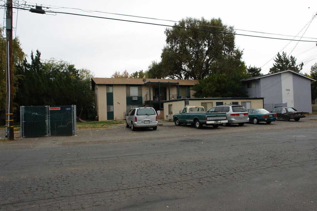 705 W 1st Ave in Chico, CA - Foto de edificio