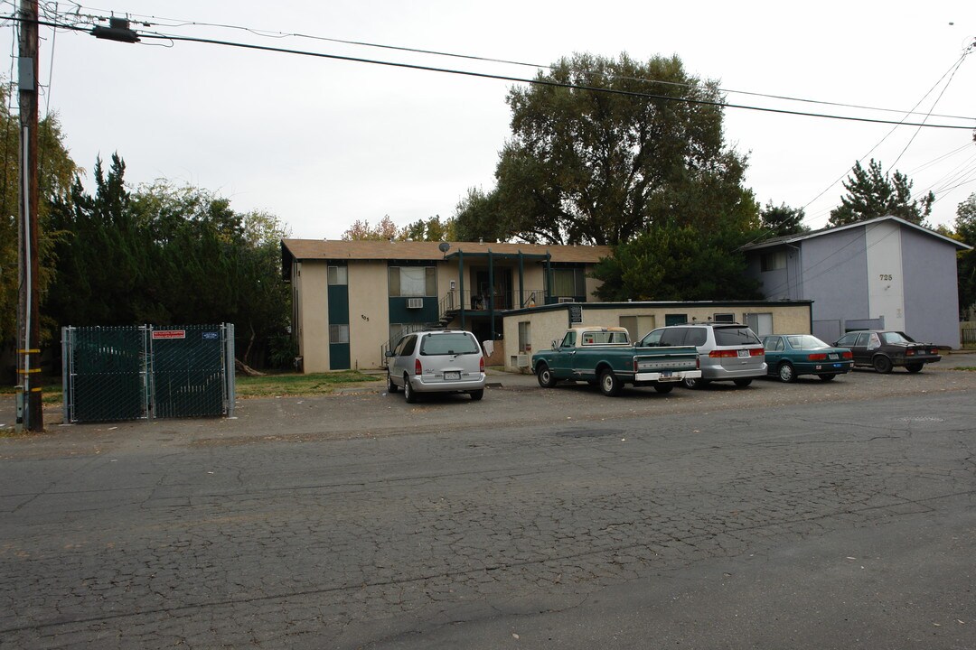 705 W 1st Ave in Chico, CA - Building Photo