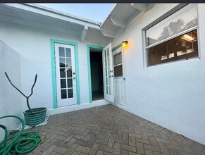 656 Manor Dr in Boynton Beach, FL - Foto de edificio - Building Photo