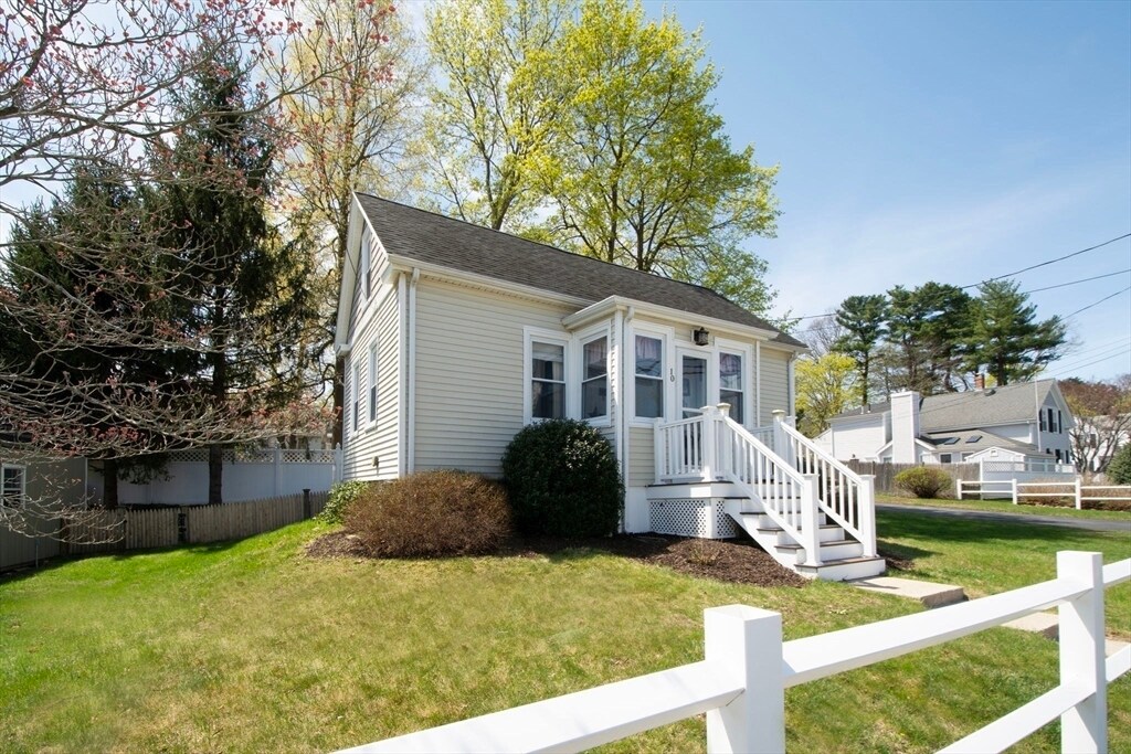 10 Hollis St in Weymouth, MA - Building Photo