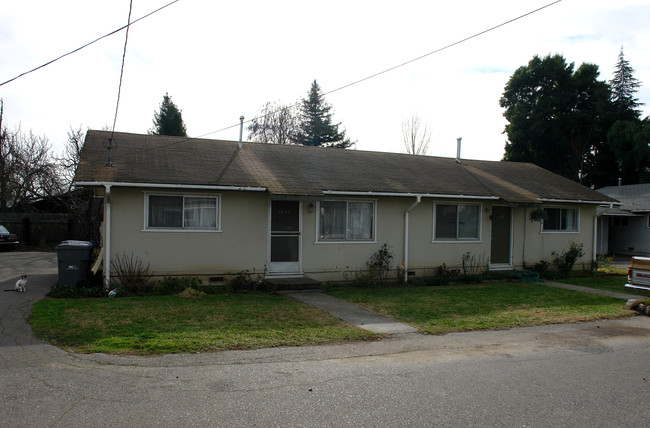 1642 Dutton Ave in Santa Rosa, CA - Foto de edificio - Building Photo