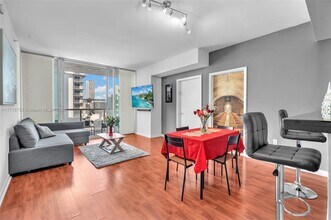 244 Biscayne Blvd, Unit 1410 in Miami, FL - Foto de edificio - Building Photo