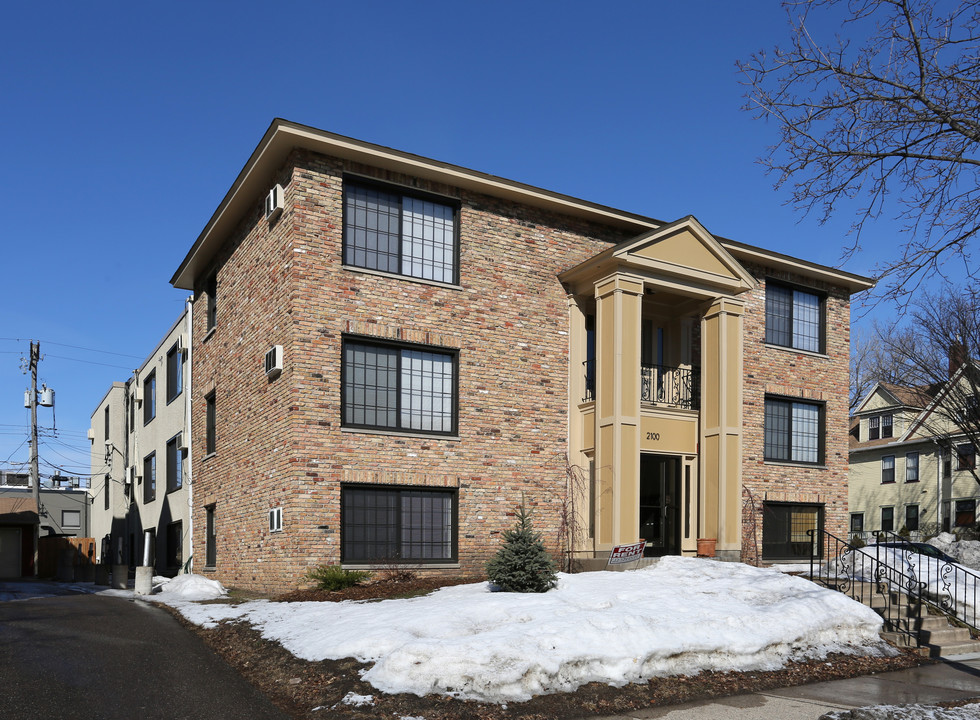 2100 Bryant Ave S in Minneapolis, MN - Foto de edificio