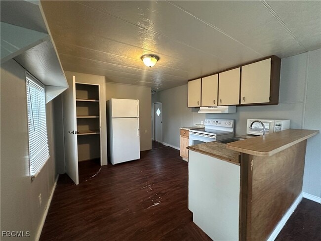 7886 Breeze Dr in North Fort Myers, FL - Building Photo - Building Photo