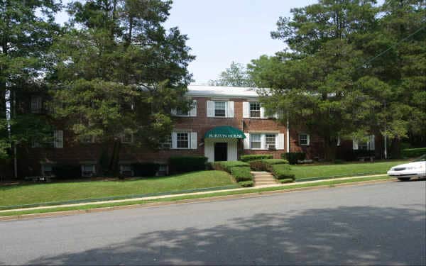 Burton House in Arlington, VA - Foto de edificio - Building Photo