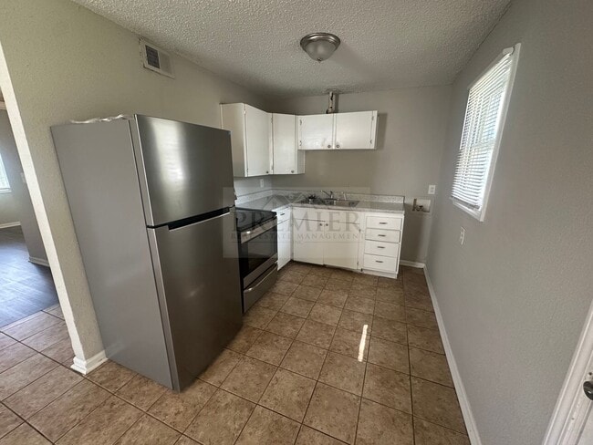 6108 E 153 Terrace in Grandview, MO - Foto de edificio - Building Photo