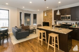 1218 W Diversey Pky, Unit 2 in Chicago, IL - Building Photo - Building Photo