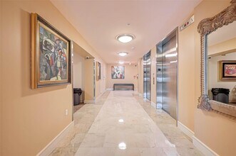 1616 Fountain View Dr in Houston, TX - Building Photo - Building Photo