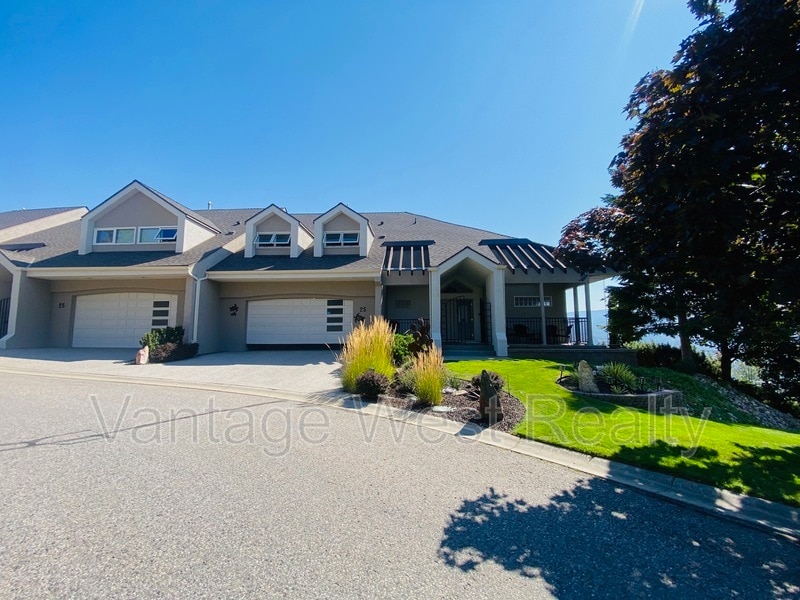 880-880 Christina Pl in Kelowna, BC - Building Photo