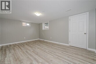 16 Huntington Ave in Hamilton, ON - Building Photo - Building Photo