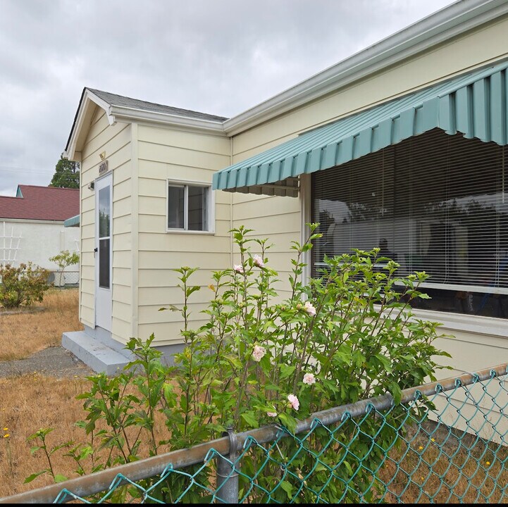 2120 Laurel St in Shelton, WA - Building Photo