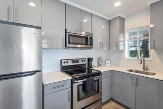 113 Phippen Waiters Rd in Dania Beach, FL - Building Photo - Building Photo