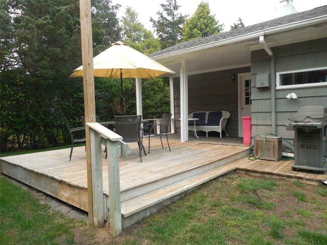 24 E Point Ln in Hampton Bays, NY - Building Photo - Building Photo