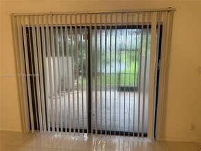 1624 NW 90th Way in Pembroke Pines, FL - Foto de edificio - Building Photo