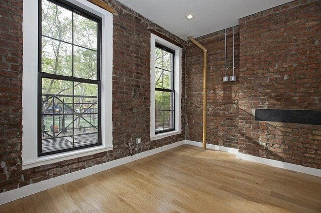 102 Forsyth St