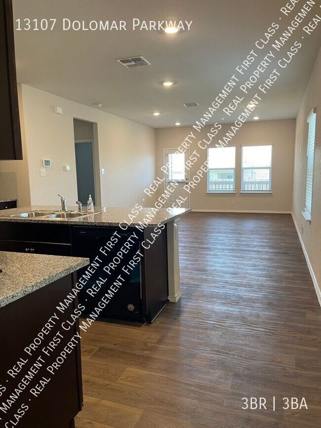 13107 Dolomar Pkwy in Saint Hedwig, TX - Building Photo - Building Photo