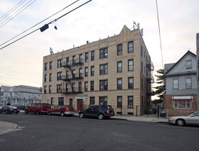 95-36 42nd Ave in Flushing, NY - Foto de edificio - Building Photo