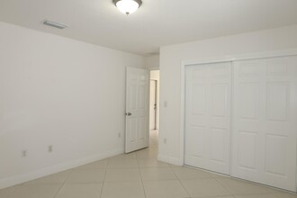 1032 Francis St in West Palm Beach, FL - Foto de edificio - Building Photo