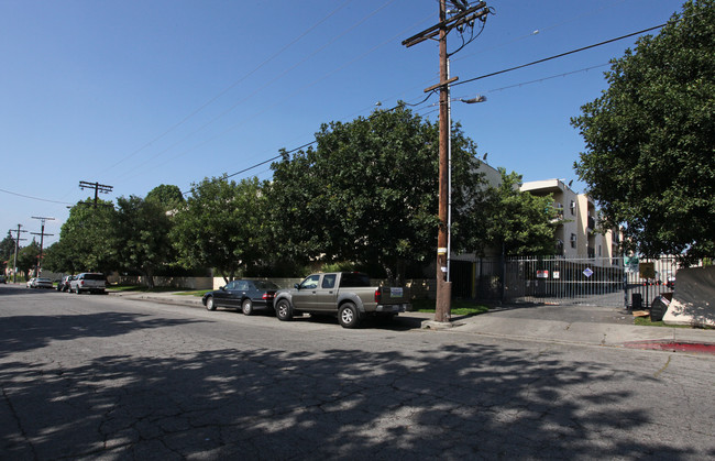 Lennox Lanai Apartments in Van Nuys, CA - Building Photo - Building Photo