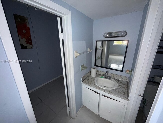 1255 W 53rd St in Hialeah, FL - Building Photo - Building Photo