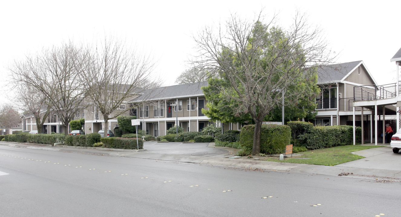 Stella Complex Apartments in Woodland, CA - Foto de edificio