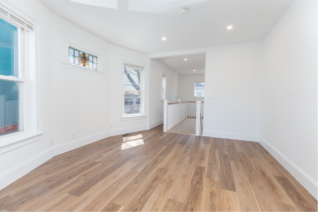 143 E Cottage St, Unit 1 in Boston, MA - Foto de edificio